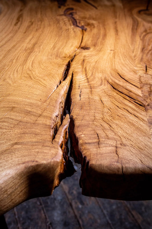 eine Nahaufnahme eines Holztisches mit Holzmaserung