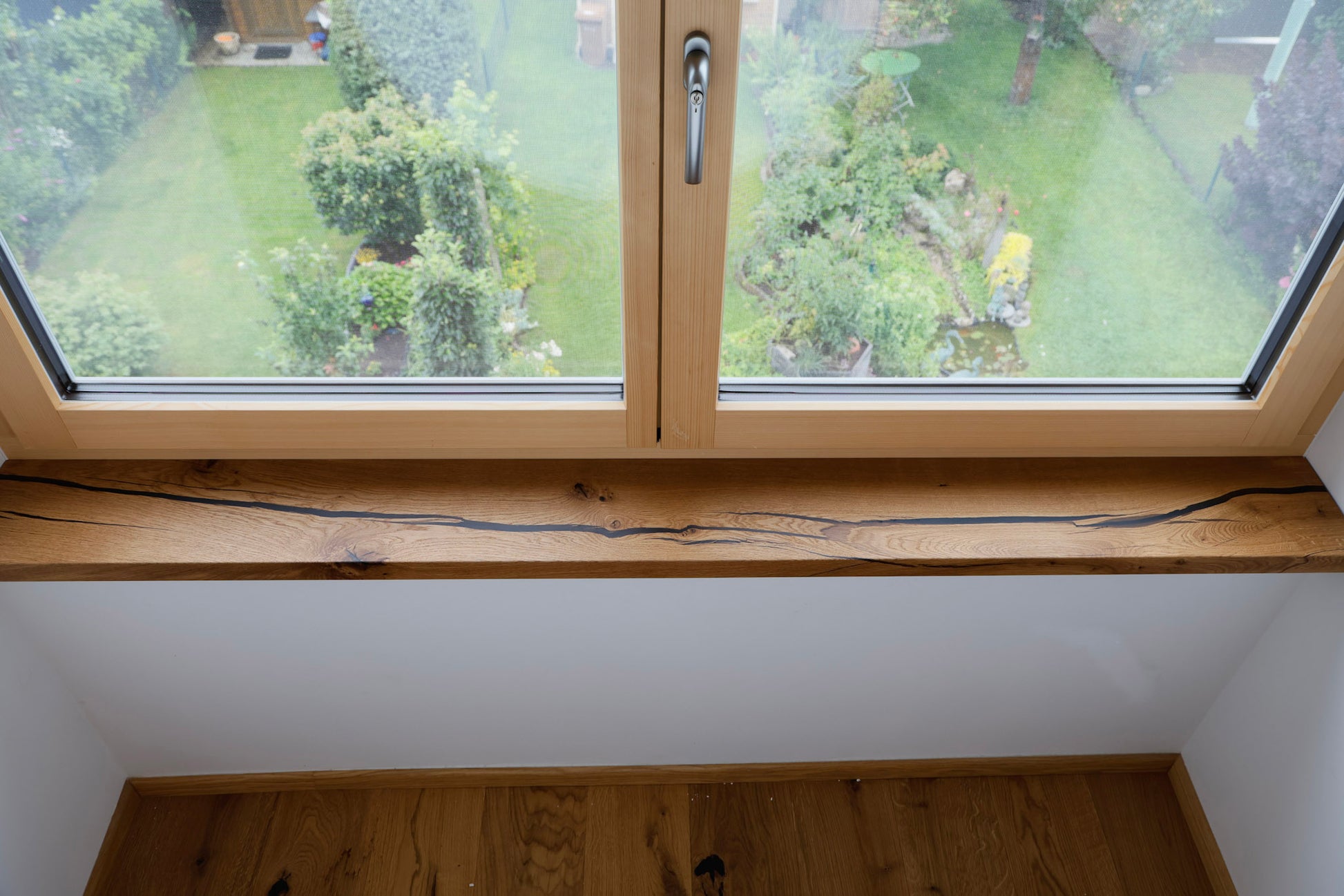 ein Fenster mit Blick auf einen Hof draußen