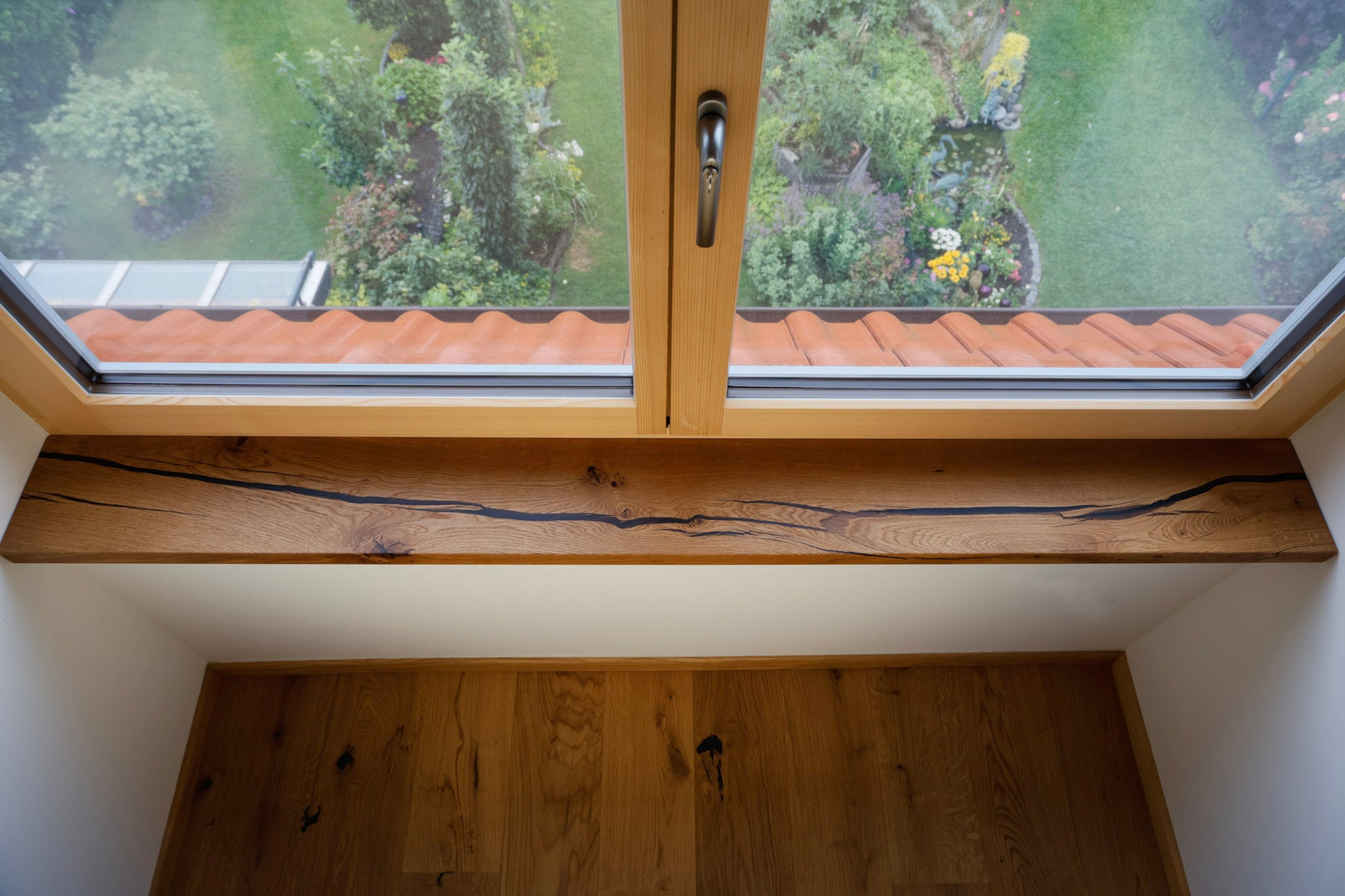 ein Fenster mit Blick auf einen Garten draußen